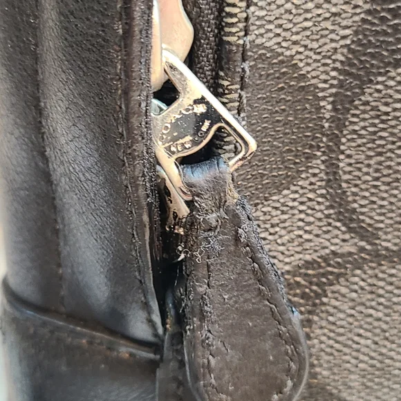 Coach Charles Pack Black and Gray Leather Sling Bag EUC Coach Charles Pack in Signature F54787 – Luxe Paradise main image 2